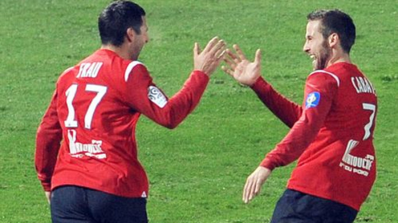 Pjērs Alēns Fro un Joans Kabajs atzīmē vārtu guvumu
Foto: AFP/Scanpix