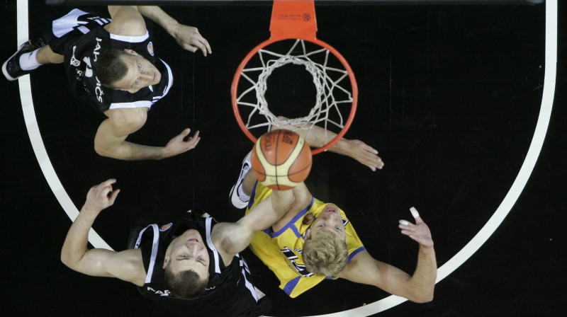 Gatis Jahovičs rīt cīņā zem groziem nevarēs palīdzēt Artjomam Parahovskim. 
Foto: Romāns Kokšarovs, Sporta Avīze, f64