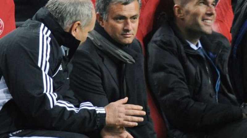 Martins Jols, Žozē Mourinju un Zinedins Zidāns vakardienas mača laikā
Foto: AFP/Scanpix