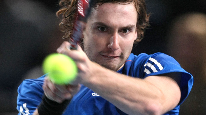 Lai gan Ernestam Gulbim sezonas laikā ATP rangā bija varens kāpums, paši tenisisti balvu par progresu atvēlēja Andrejam Golubevam
FOTO: AP/"Scanpix"