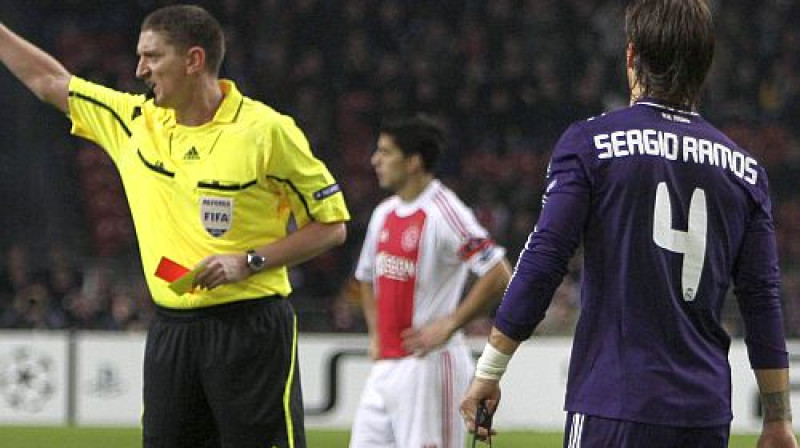 Serhio Ramoss tiek noraidīts no laukuma
Foto: AP/Scanpix