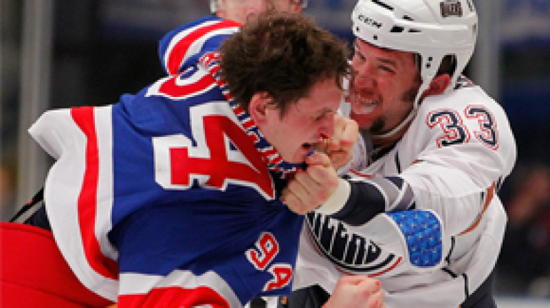 Stīvs Makintairs (pa labi)