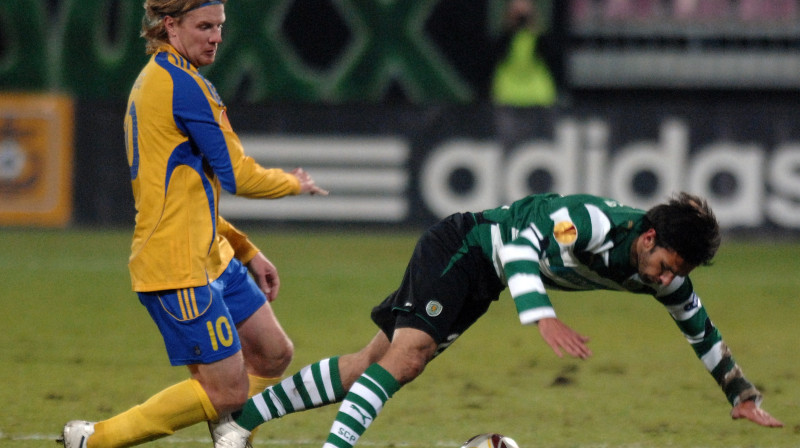 Lisabonas "Sporting" Eiropā ir daudz atpazīstamāks klubs nekā FK "Ventspils", bet ne jau tādēļ Juris Laizāns (pa kreisi), toreiz vēl ventspilnieku formā būdams, kādam deva ceļu bez cīņas.