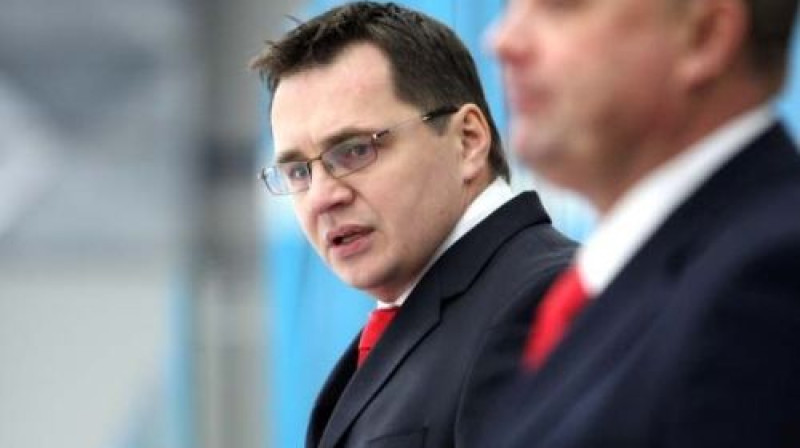 Andrejs Nazarovs (pa kreisi) apvainojumus kautiņa plānošanā sauc par smieklīgiem.
Foto: www.hcvityaz.ru