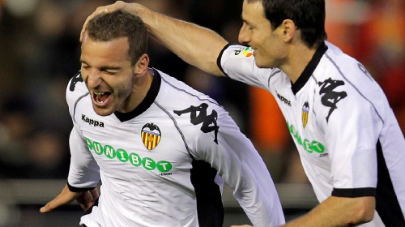 Roberto Soldado (pa kreisi) ar diviem vārtu guvumiem nogremdēja "Almeria"
Foto: AP/ Scanpix