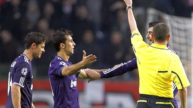 Šabi Alonso (pa kreisi) tiek noraidīts no laukuma
Foto: AP/Scanpix