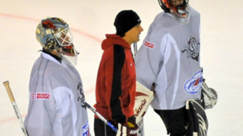 Ivars Punnenovs (no labās) ar Sergeju Naumovu un Krisu Holtu.
Foto: R.Vambuts, Sportacentrs.com