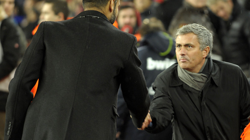 Žozē Mourinju (no labās) pēc spēles apsveic Hosepu Gvardiolu
Foto: AFP