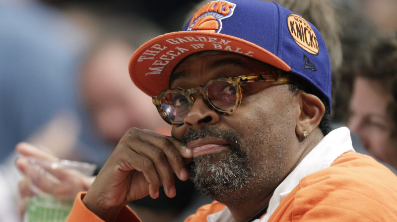 Viens no uzticamākajiem "Knicks" līdzjutējiem - kinorežisors Spaiks Lī. 
Foto: AP/Scanpix