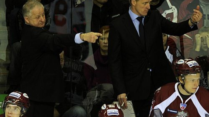 Treneriem šajās dienās galvas kūp, mīcot  sastāva mālus... 

Foto: Romāns Kokšarovs, Sporta Avīze, f64