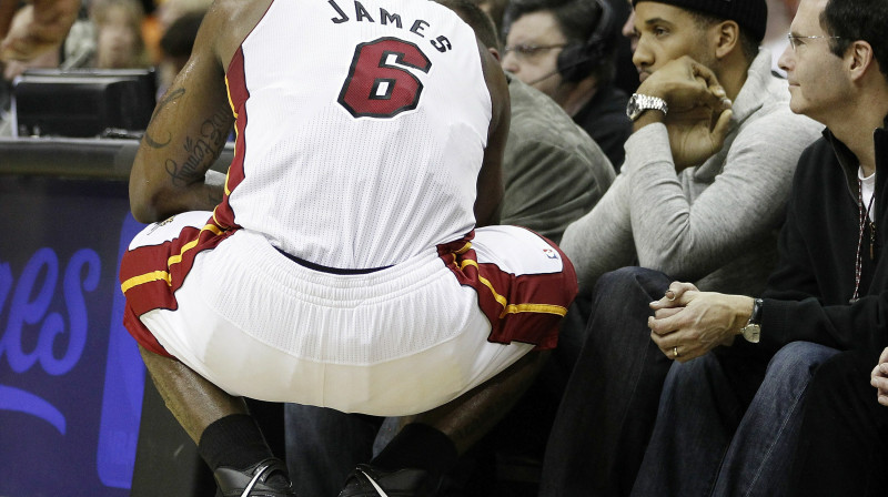Lebrons Džeimss nelaida garām iespēju bieži atrasties "Cavs" soliņa tuvumā, kas līdzjutējus noteikti sakaitināja vēl vairāk. 
Foto: AFP/Scanpix