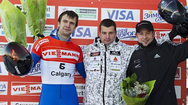 Martins Dukurs (centrā) pēc uzvaras PK posmā Kalgari
Foto: Reuters/Scanpix