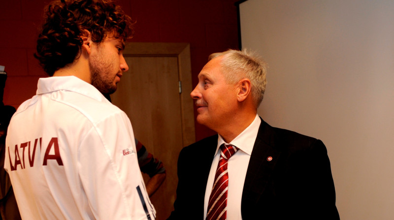 Juris Savickis un Ernests Gulbis
Foto: Romāns Kokšarovs, Sporta Avīze, f64