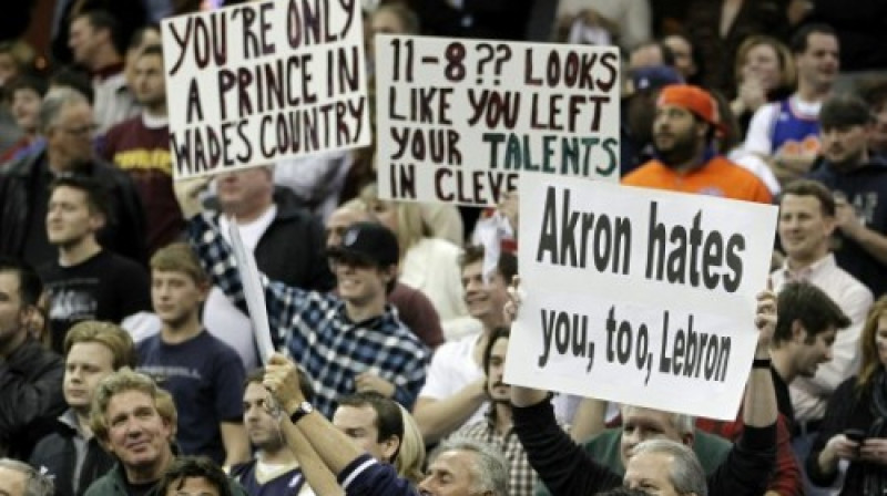 Ar plakātu palīdzību "Cavaliers" fani pauda savu nostāju pret Lebronu Džeimsu
Foto: AFP/Scanpix