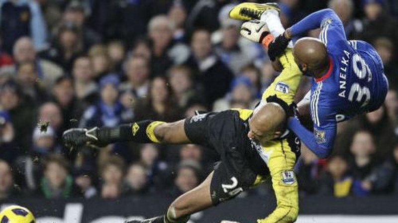 Nikolā Anelkā nopelna 11 metru soda sitienu
Foto: AFP/Scanpix