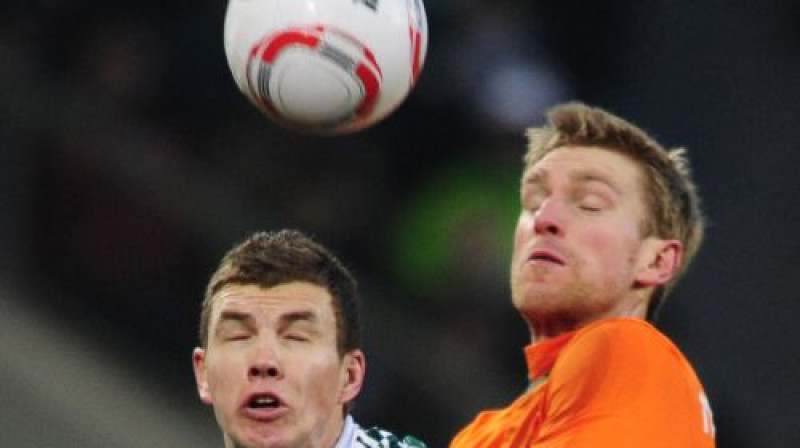 Edins Džeko (pa kreisi) šodien nerealizēja 11 metru soda sitienu
Foto: AFP/Scanpix