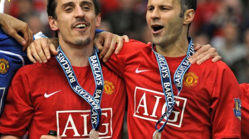 Garijs Nevils un Raiens Gigss pērnā gada maijā pēc triumfa Premjerlīgā
Foto: AFP/Scanpix