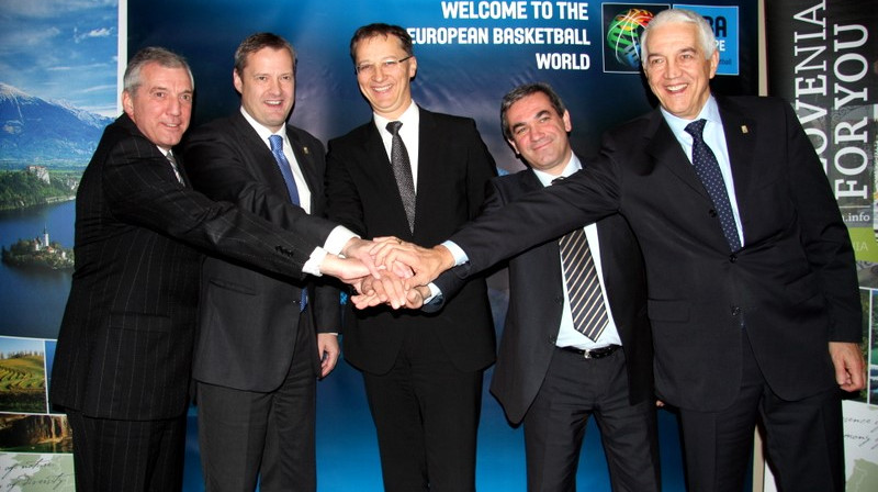 FIBA Europe prezidents Olafurs Rafnsons (otrais no kreisās) un ģenerālsekretārs Nars Zanolins (pirmais no labās) ar Slovēnijas pārstāvjiem
Foto: www.rtvslo.si