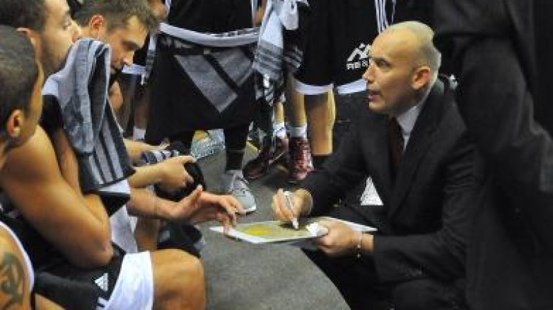 VEF Rīga galvenajam trenerim Rimam Kurtinaitim vēl jāmeklē recepte komandas snieguma stabilizēšanai. Foto: Romualds Vambuts (sportacentrs.com)