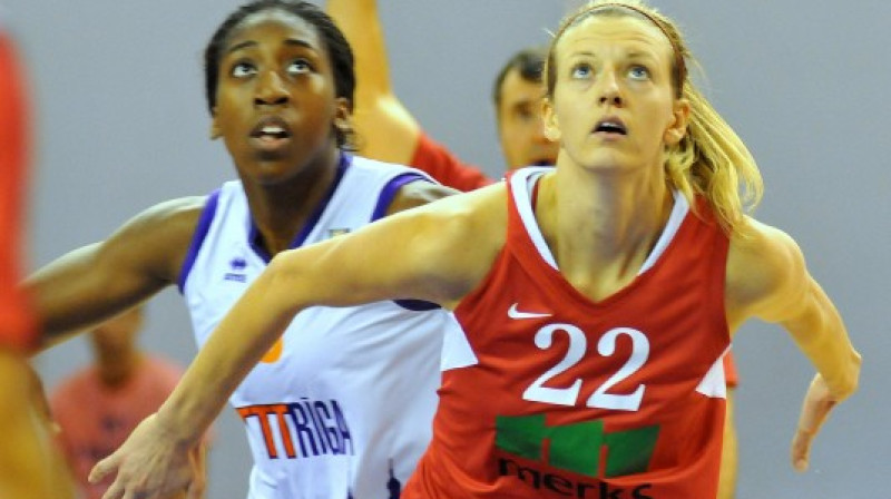 Anita Teilāne (priekšplānā): lieliska spēle Ungārijas čempionātā
Foto: Romualds Vambuts, Sportacentrs.com