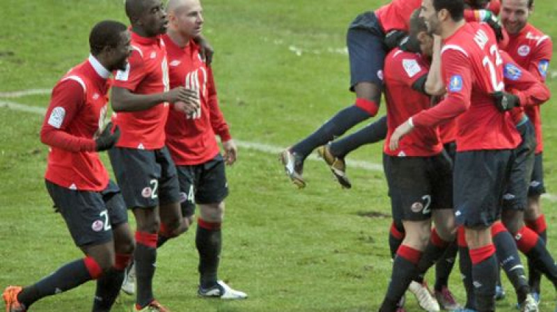 "Lille" spēlētāji atzīmē vārtu guvumu
Foto: AFP/Scanpix