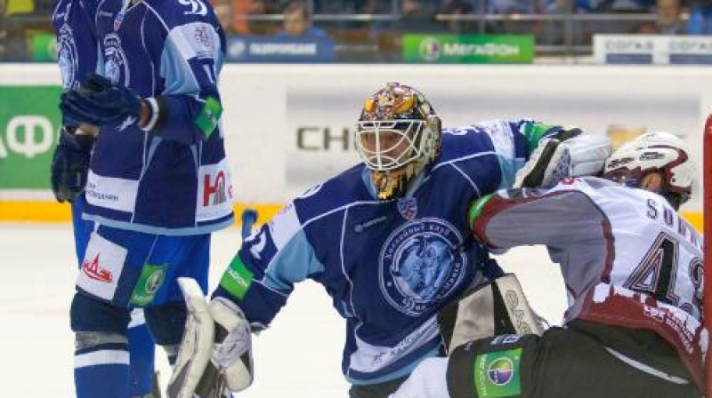 Minskas "Dinamo" hokejisti nespēja nosargāt četru vārtu pārsvaru un tikt pie trim punktiem.
Foto: khl.ru