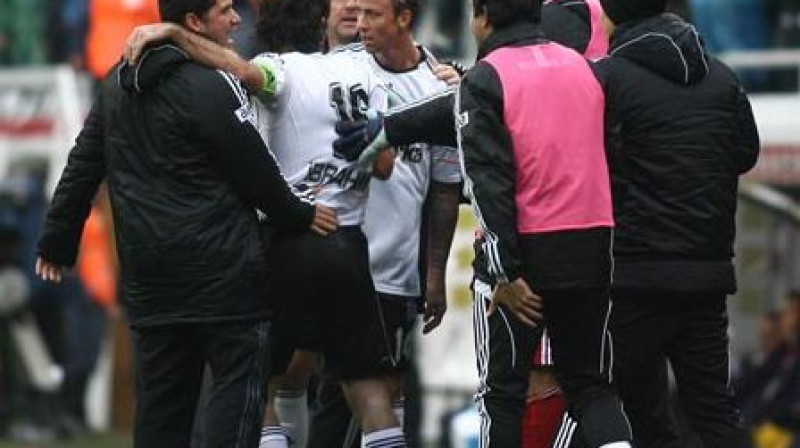 ''Besiktas'' līksmo pēc izcīnītās uzvaras
Foto: bjk.com.tr