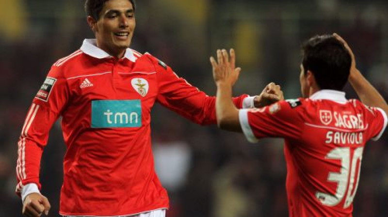Tieši Oskara Kardozo (pa kreisi) un Havjēra Saviolas vārti ļāvuši "Benfica" pēdējās spēlēs uzvarēt
Foto: AFP/Scanpix