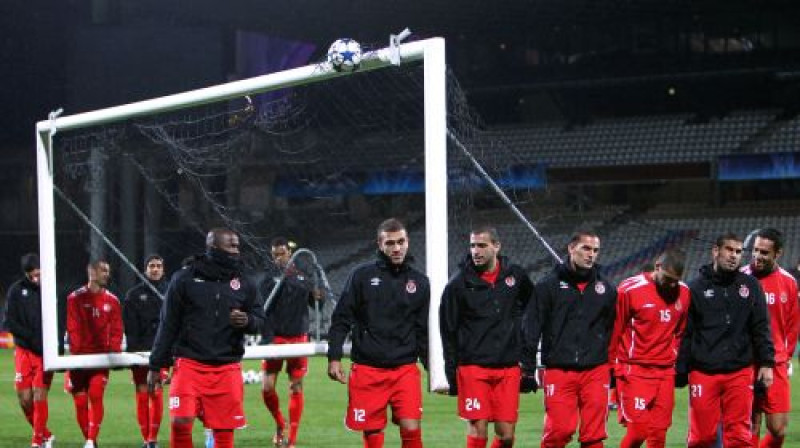 ''Hapoel Tel-Aviv'' spēlētāji Lionā lūkos nosargāt savus vārtus...
Foto: AP/Scanpix