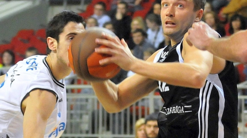 Kristaps Janičenoks uzbrukumā. 
Foto: Romualds Vambuts
