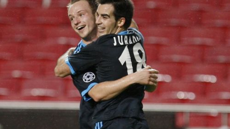 Ivans Rakitičs un Hosē Manuels Hurado atzīmē vārtu guvumu
Foto: AP/Scanpix