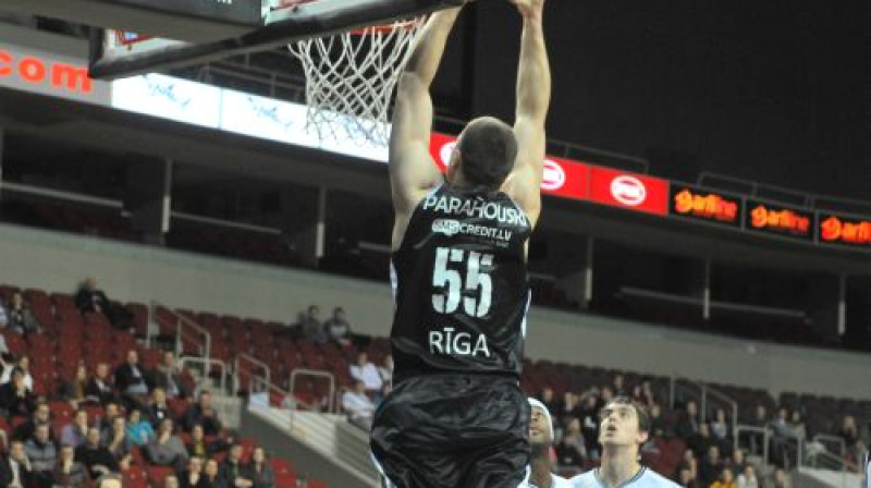 Artjoms Parahovskis triec bumbu grozā no augšas
Foto: Romāns Kokšarovs, Sporta Avīze, f64