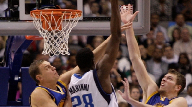 Andris Biedriņš mačā pret "Mavericks"
Foto: AP/Scanpix