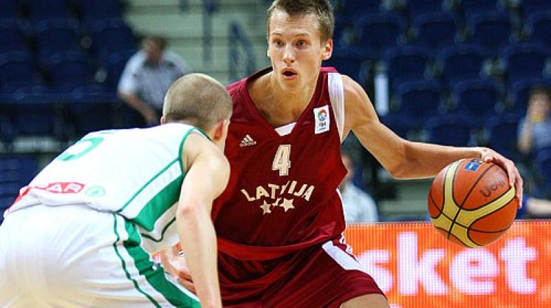 Kaspars Vecvagars Latvijas izlasē un "Žalgirī" spēlē ar ceturto numuru
Foto: fibaeurope.com