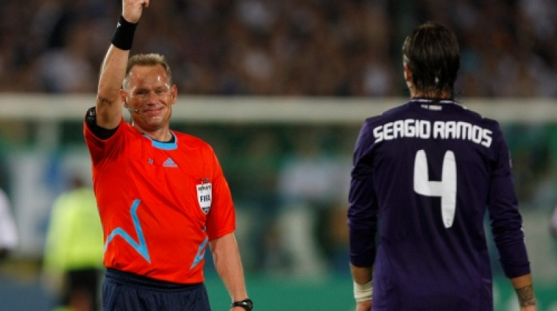 Klauss Bo Larsens septembrī tiesāja "Real Madrid" Čempionu līgas spēli Osērā, parādot dzelteno kartīti ne tikai Serhio Ramosam, bet arī Ronaldu
Foto: AP/ Scanpix
