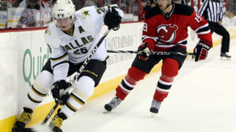 Jere Lehtinens (pa kreisi) cīņā ar Trevisu Zeidžeku no Ņūdžersijas "Devils"
Foto: AFP