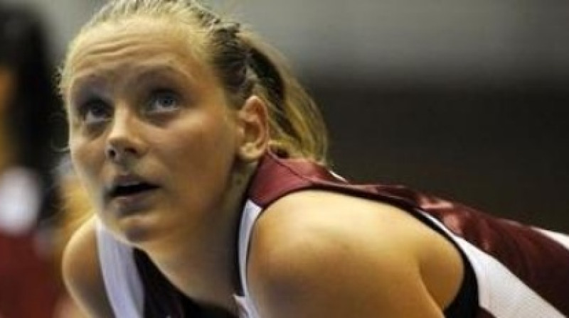 Sabīnei Niedolai un citām Latvijas basketbolistēm vēl ir trīs nedēļas laika sportiskās formas uzlabošanai.
Foto: sportacentrs.com