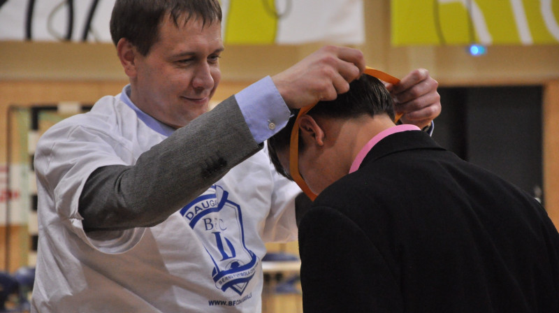 Vjačeslavs Širjakovs sveic jauno futbolistu
Foto: Ivars Račko, Sportacentrs.com