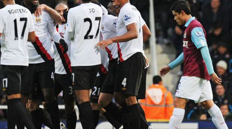 Jaja Turē tiek apsveikts ar gūtajiem vārtiem
Foto: AFP/Scanpix