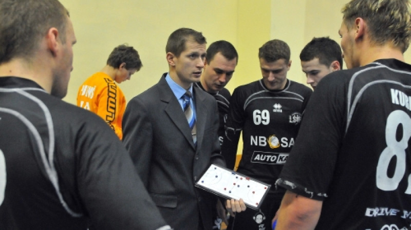 LSPA handbolisti minūtes pārtraukumā
Foto: Romualds Vambuts, Sportacentrs.com
