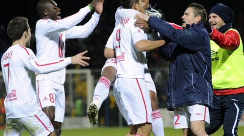 "Lille" futbolisti atzīmē spēles izskaņā gūtos vārtus
Foto: AFP/Scanpix