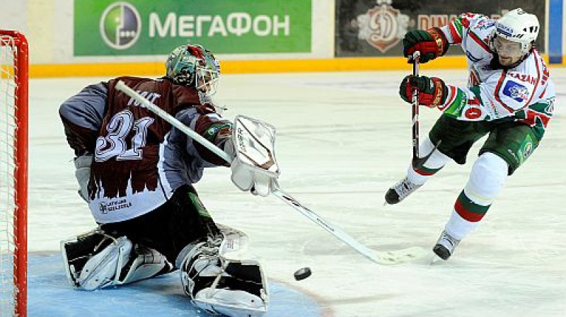 Kriss Holts pret Janni Pesonenu
Foto: Romāns Kokšarovs, Sporta Avīze, f64