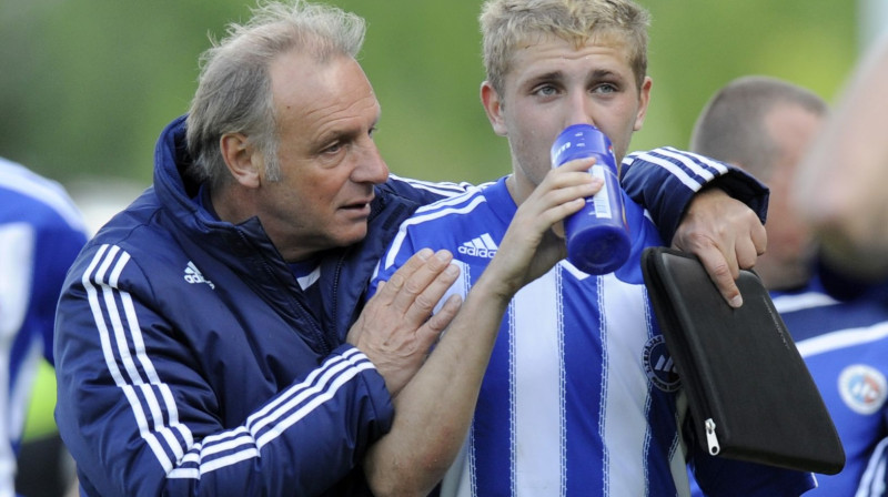 Tieši Rīdigers Abramčiks bija treneris, kurš ceļu uz virslīgu pavēra talantīgajam uzbrucējam Denisam Rakelam. Foto: Romāns Kokšarovs, "Sporta Avīze"