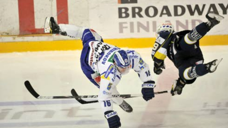 Aleksejs Širokovs cīņā ar pretspēlētāju
Foto: www.ls24.fi