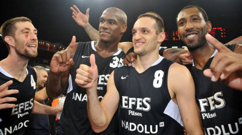 Kerema Tunčeri metiens pēdējā sekundē "Efes Pilsen" atnesa uzvaru pār "Panathinaikos" un vietu Eirolīgas Top 16
Foto: AP/Scanpix