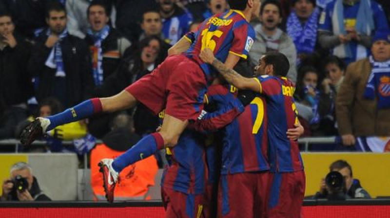 "Barcelona" spēlētāji atzīmē kārtējo vārtu guvumu
Foto: AFP/Scanpix