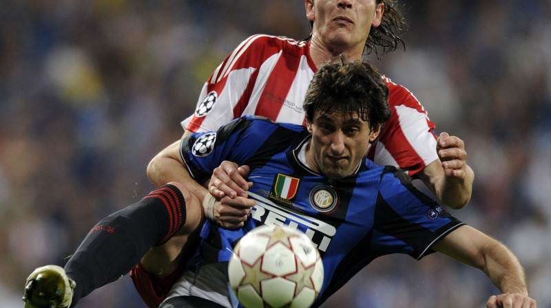 Kas to būtu domājis, ka jau UEFA Čempionu līgas astotdaļfinālā tiksies pagājušās sezonas finālisti "Inter" (priekšplānā Djego Milito) un "Bayern" (Daniels van Buitens) futbolisti. Foto: AFP