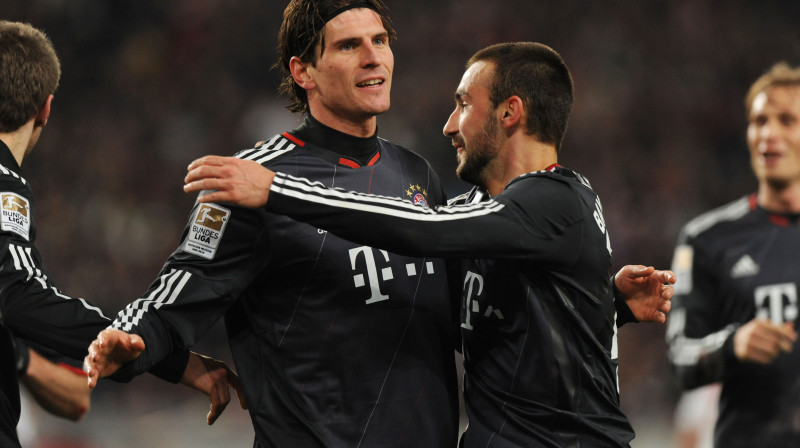 "Hattrick" autors Mario Gomess (centrā)
Foto: AFP