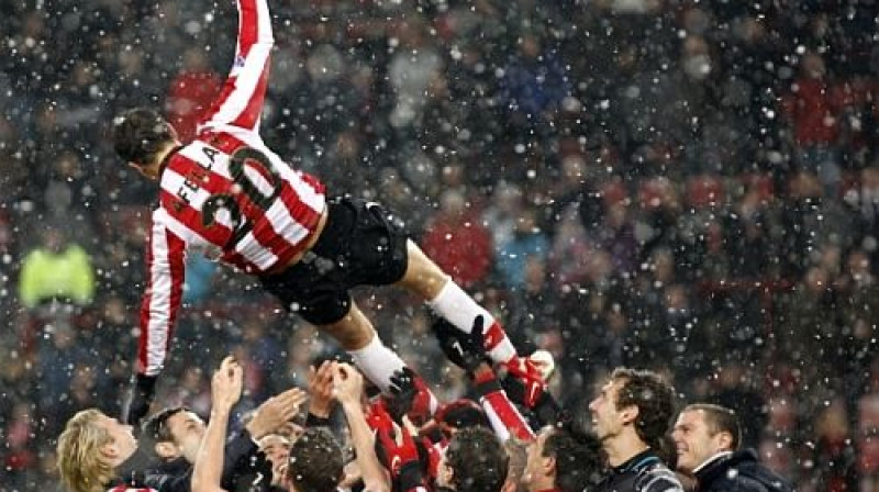 ''PSV'' spēlētāji pienācīgi atvadās no Ibrahima Afelaja
Foto: fcupdate.nl