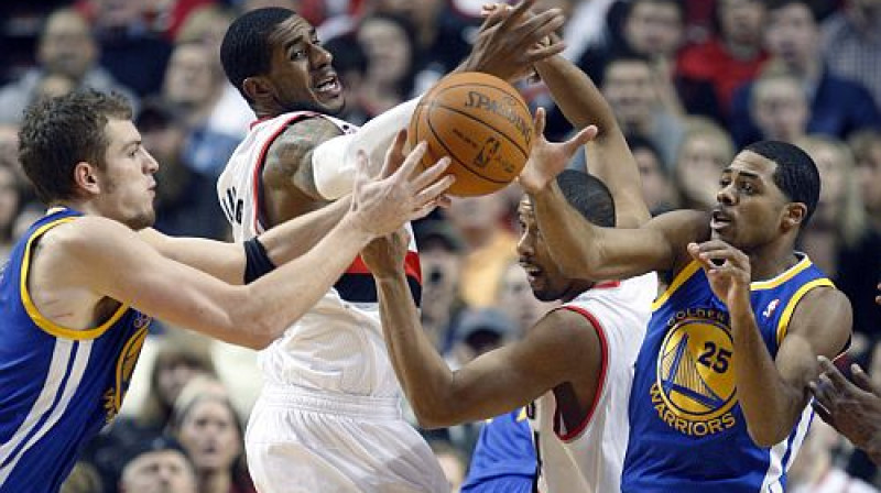 Cīņa par bumbu "Trail Blazers" un "Warriors" spēlē
Foto: AP/Scanpix